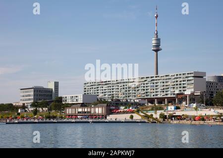 Österreich, Wien, Copa Beach mit Donauturm im Hintergrund Stockfoto