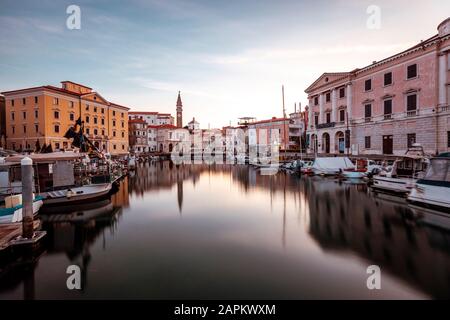 Kleiner Hafen in der Altstadt von Piran, Slowenien Stockfoto