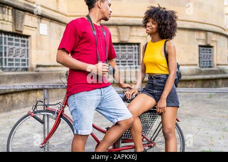 Glückliches junges Paar mit Fahrrad in der Stadt, Florenz, Italien Stockfoto