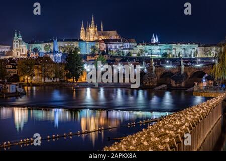 Tschechien, Prag, Prager Burg und die umliegenden Gebäude von der Karlsbrücke aus gesehen Stockfoto