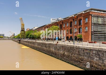 Lager und Kran am Fluss in Puerto Madero, Buenos Aires, Argentinien Stockfoto