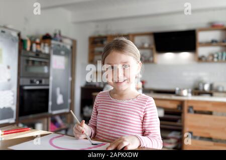 Portrait des Mädchen-Gemäldes zu Hause Stockfoto