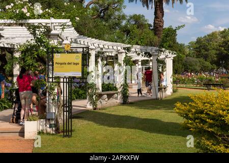 Schöne Aussicht auf die Menschen, die auf dem öffentlichen Stadtpark in Palermo, Buenos Aires, Argentinien spazieren gehen Stockfoto
