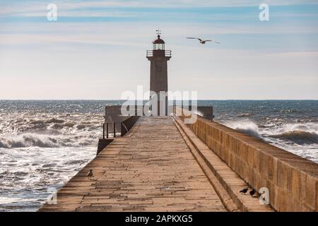 Portugal, Porto District, Porto, Felgueiras Leuchtturm mit klarer Horizontlinie über dem Atlantischen Ozean im Hintergrund Stockfoto