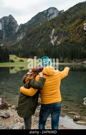 Rückansicht des Paares in Laghi di Fusine, Friuli Julisch Venetien, Italien Stockfoto