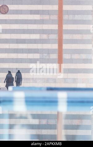 Dänemark, Aarhus, Schatten von zwei Fußgängern von oben gesehen Stockfoto