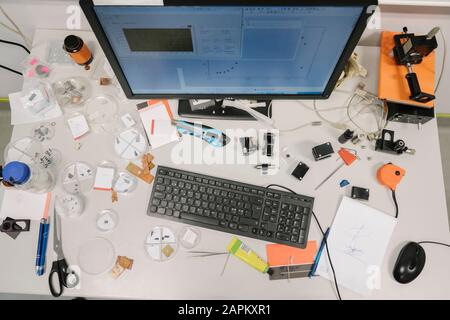 Unordentliche Schreibtischchen des Wissenschaftlers in einem Labor Stockfoto