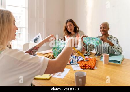 Modedesigner, die ein Treffen im Büro haben Stockfoto
