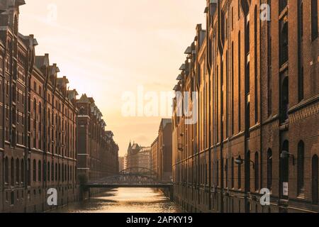 Deutschland, Hamburg, Speicherstadt, Alte Lagerhäuser und Kanal im Morgenlicht Stockfoto