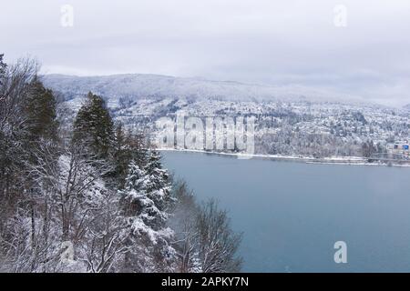 Vancouver, Kanada - Januar 15.2020: Panoramaaussicht auf West Vancouver mit Bergen im Hintergrund während des Schneesturms und extremer Kälte Stockfoto