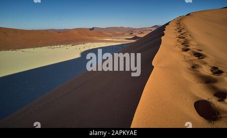 Luftaufnahme der orangefarbenen Sanddünen in der Wüste von Namib, Namibia Stockfoto