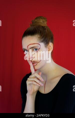 Porträt der jungen Frau mit Farbe im Gesicht Stockfoto