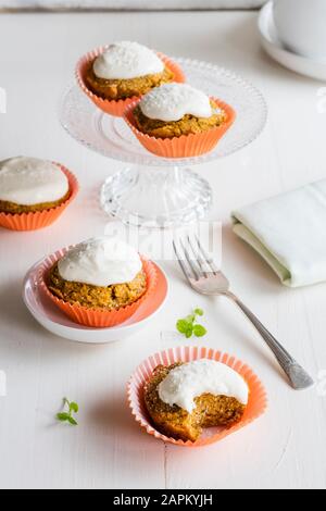 Carrot-Kokosnuss-Cupcakes mit Sahne Stockfoto