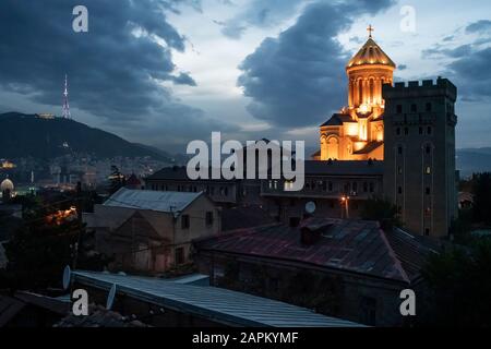 Georgien, Tiflis, Heilige Dreifaltigkeit Kathedrale in der Dämmerung beleuchtet Stockfoto