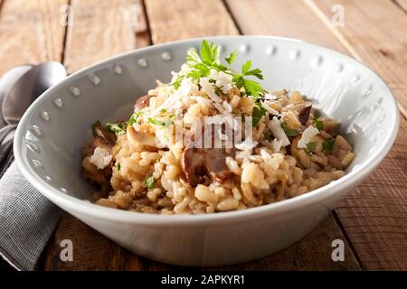 Nahaufnahme der Schale Risotto mit Pilzen Stockfoto