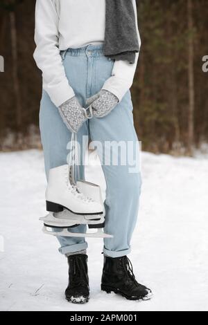 Pflanzenansicht von Frauen mit Eiskaten im Winter Stockfoto