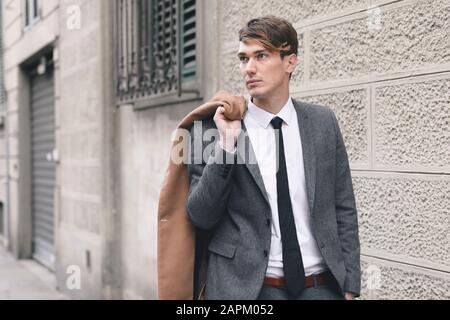 Portrait der junge Geschäftsmann in der Stadt Stockfoto