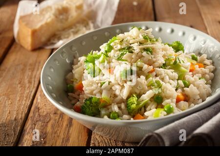 Italienischer Risi e bisi Reis mit Erbsen Stockfoto