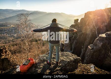 Weiblicher Kletterer mit Seil auf Battert-Rock bei Sonnenuntergang, Baden-Baden, Deutschland Stockfoto