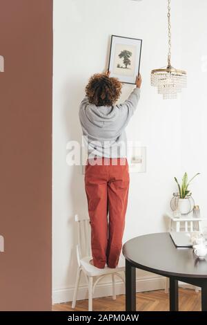 Junge Frau hängte sich zu Hause auf Stockfoto