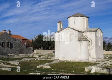 Aufnahme der Kirche des Heiligen Kreuzes in Nin Kroatien Gegen einen blau bewölkten Himmel Stockfoto