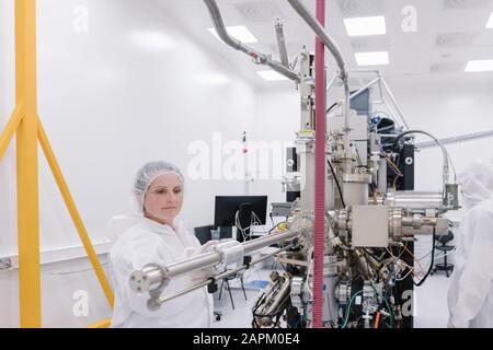 Labortechniker, der an einem Gerät im Labor des Wissenschaftszentrums arbeitet Stockfoto