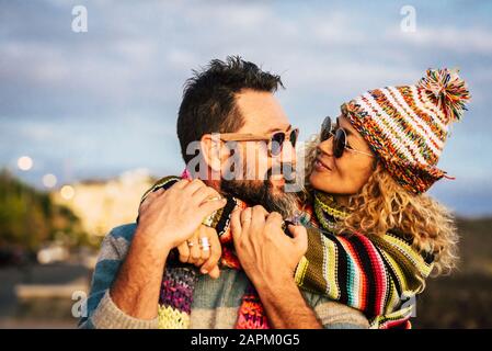 Reifes Paar umarmt sich, auf Tenera, Spanien Stockfoto