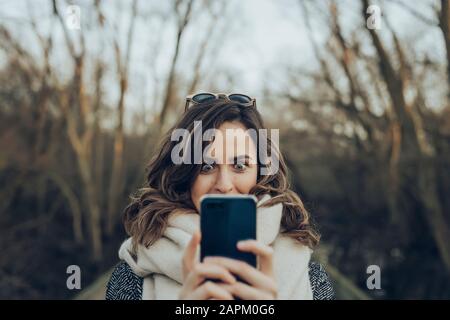 Portrait von junge Brünette Frau Stockfoto
