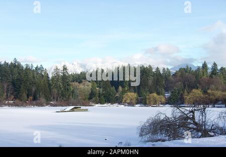 Frozen Lost Lagoon Lake im Stanley Park während des Schneesturms und extremer Kälte in Vancouver Stockfoto