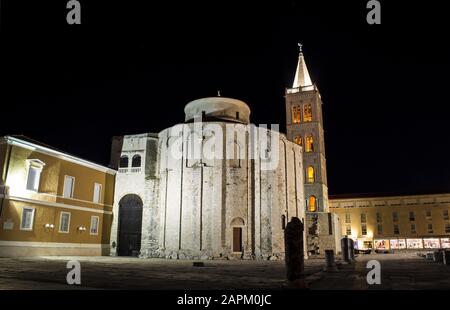 Panorama-Aufnahme der Kirche St. Donatus in Zadar Kroatien bei Nacht Stockfoto