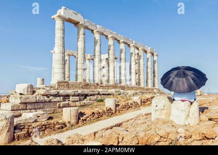 Tourost, der die alte Ruine des Poseidon Tempels, Kap Sounion, Attika, Griechenland betrachtet Stockfoto