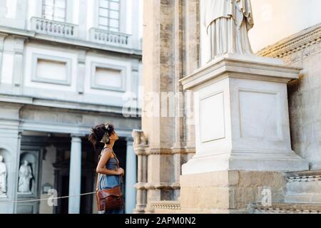 Junge Frau, die die Stadt, Florenz, Italien, erkundet Stockfoto