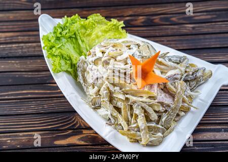 Salat aus Garnelen mit Feldpilzen, Äpfeln und Gurken Stockfoto