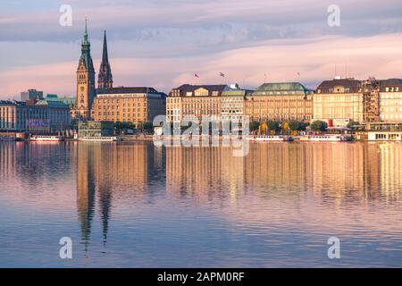 Deutschland, Hamburg, Rathaus gesehen über die Alster bei Sonnenuntergang Stockfoto