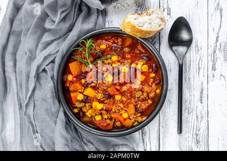 Blick von oben auf eine Schüssel mit vegetarischem Chili con Carne Stockfoto