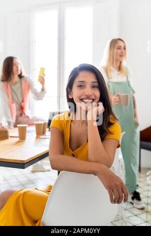 Porträt von lächelnden Geschäftsfrau bei einem Treffen im Büro Stockfoto