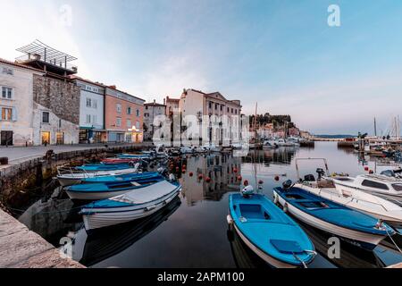 Boote im kleinen Hafen in der Altstadt von Piran, Slowenien Stockfoto