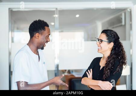 Zahnärztin mit Patient in der Zahnchirurgie Stockfoto