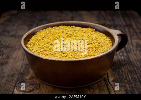 Gelbe Bio-Linsen in Schale Stockfoto