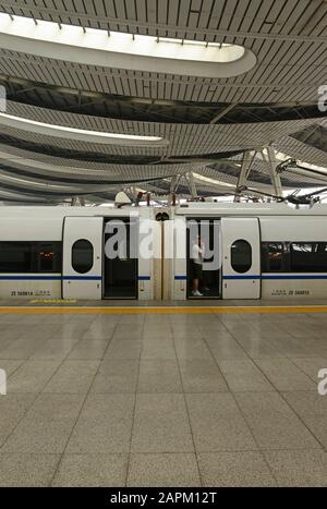 Öffnen Sie die Türen eines CRH-Hochgeschwindigkeitszugs, der auf die Abfahrt nach Qingdao am Pekinger Südbahnhof in Peking, China wartet Stockfoto