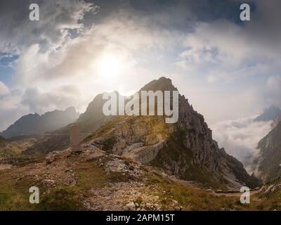 Italien, Trentino, Pasubio-Massiv, Vicentine Alpen, Strada degli Eroi und Strada degli Scarubbi mit Rifugio Papa Schild Stockfoto