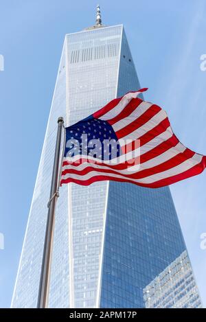 USA, New York, New York City, niedrige Winkelansicht von One World Trade Center und amerikanischer Flagge Stockfoto