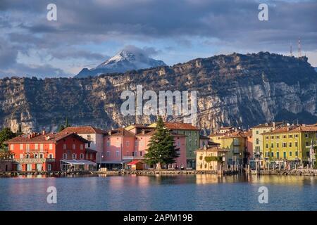 Italien, Trentino, Nago-Torbole, Küstenstadt am Gardasee mit Felswand im Hintergrund Stockfoto