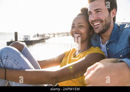 Glückliches junges Paar an der Waterfront, Lissabon, Portugal Stockfoto
