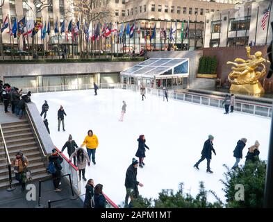 New York, NY/USA - 22. Januar 2020: Eisschnelllauf im Rockefeller Center Eislauf-Rink am kalten Winternachmittag Stockfoto