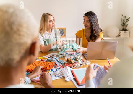 Modedesigner, die ein Treffen im Büro haben Stockfoto