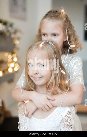 Portrair des kleinen blonden Mädchens, das mit Fee Lichter dekoriert ist Stockfoto