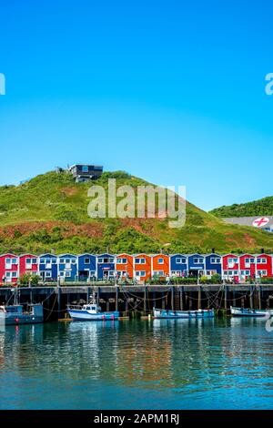 Deutschland, Schleswig-Holstein, Helgoland, Boote vor Hummerbuden Schuppen festgemacht Stockfoto