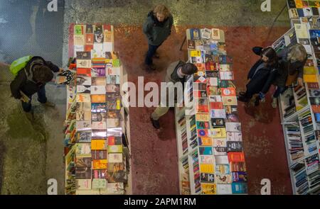 Lissabon, PORTUGAL - 26. März 2017: People Shopping for Books in LX Factory Stockfoto