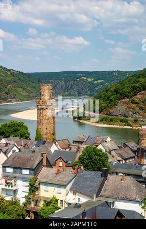 Deutschland, Mittelrheintal, Oberwesel, Blick auf die Stadt mit Rhein und Ochsenturm Stockfoto